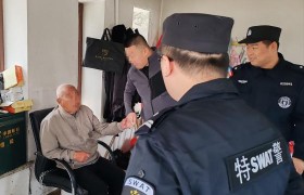 民警救助迷路老人，关键时刻手环里的电话帮了忙