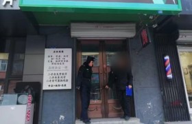 巡逻民警将拾到的手提袋归还失主