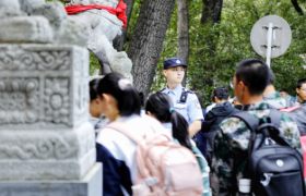 “陪”你上学 “护”你平安 冰城公安全力护航校园安全