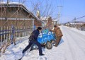 雪天车辆掉排水沟 民警“巧”救脱困