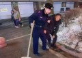 雪天救助摔倒老人，平凡“警”事温暖人心